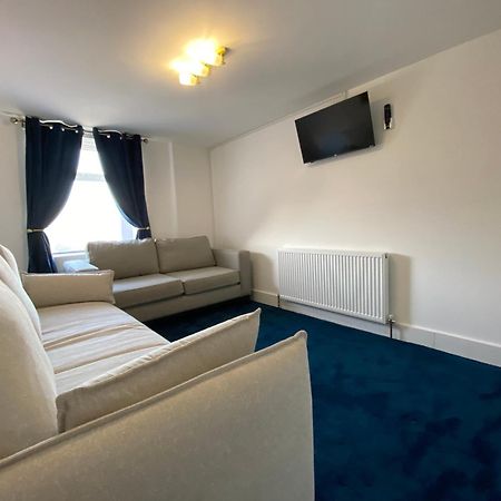 Aquarius Apartment - Sea View - Sleeps Seven Блекпул Екстериор снимка