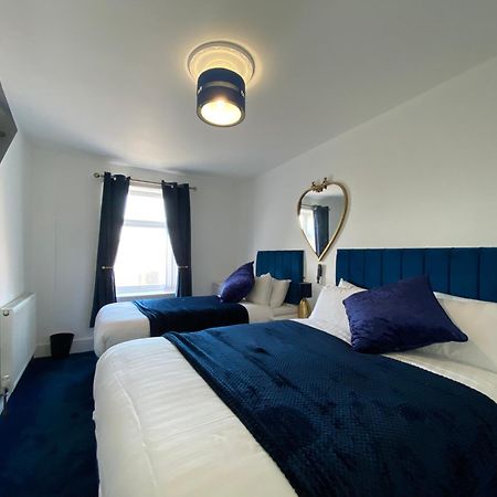 Aquarius Apartment - Sea View - Sleeps Seven Блекпул Екстериор снимка